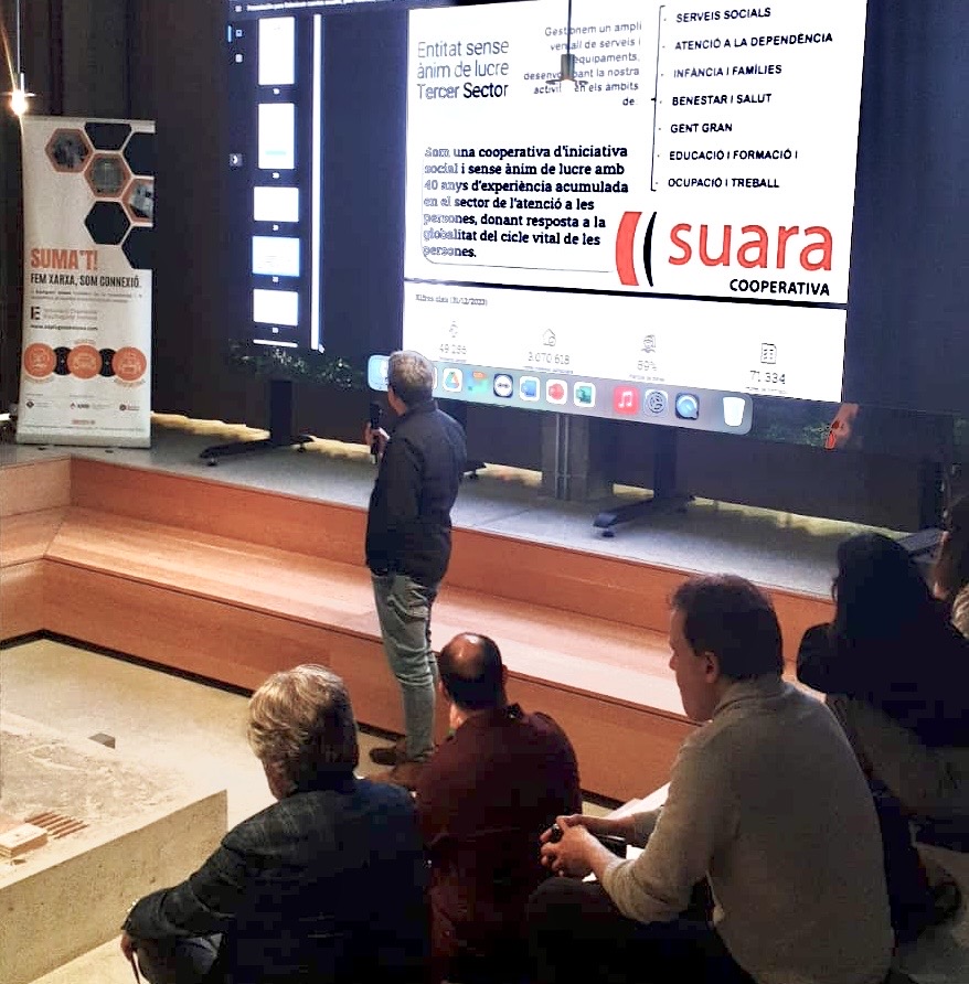presentació projectada amb un home presentan-la