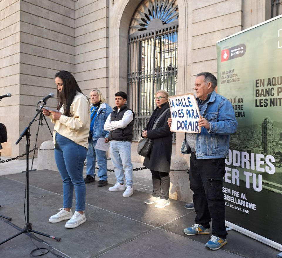 Un gruo de persones durante una acción reivindicativa en motivo del dia Europeo de persones sinhogar