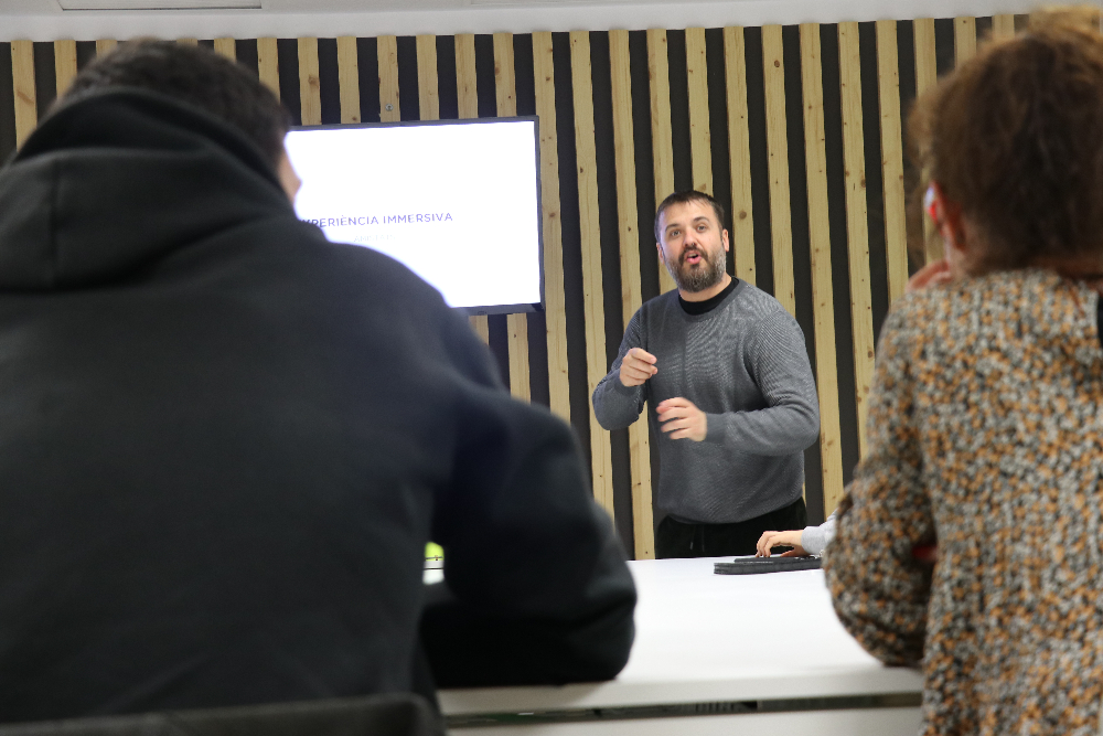 Albert González, de V-tools, liderant un taller d'intervenció social amb unes noies després d'haver visionat el primer episodi de l'experiència de realitat virtual