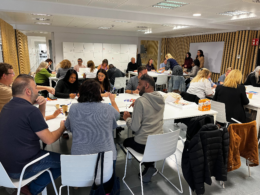 Representantes de la comitiva del Reino Unido y Suara reunidos en la sede de la cooperariva en Barcelona