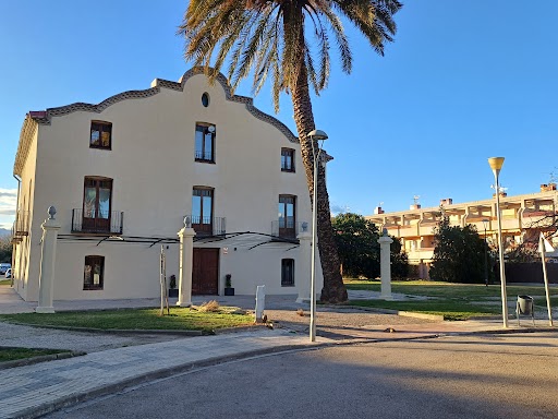 exterior i zona ajardinada de la casa Barnahus-Tortosa