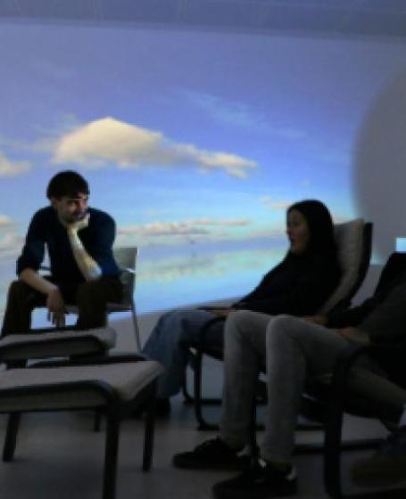 Personas jóvenes en una sesión de realidad immersiva