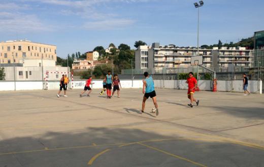 Equip de futbol del Casal d’Adolescents i Joves Llops del Taga de Càritas Diocesana de Barcelona jugant a futbol