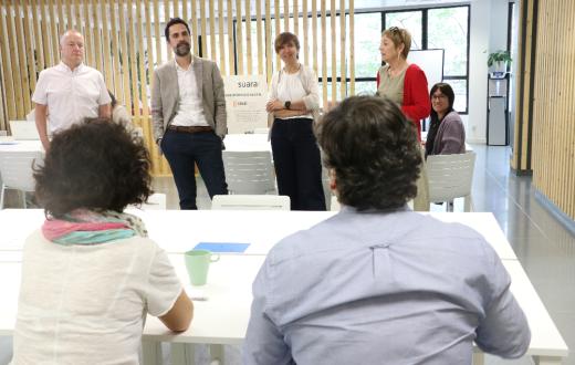 roger torrent visita les oficines de  Suara