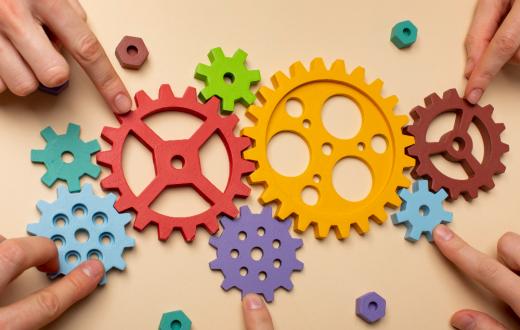 Unes mans intercooperen per crear juntes l'engrenatge d'una economia cooperativa