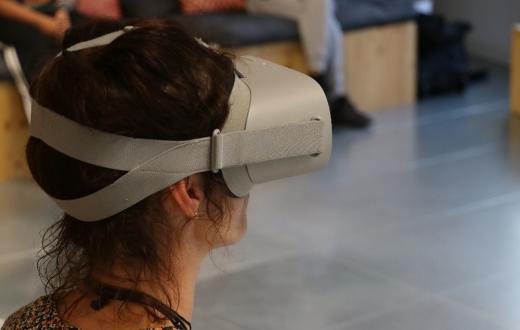 L'educadora d'un grup de noies amb les ulleres de realitat virtual en el marc d'una prova pilot per combatre la violència masclista entre els adolescents