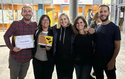 Persones treballadores de Suara Cooperativa amb el Premi mostrant el premi Eines