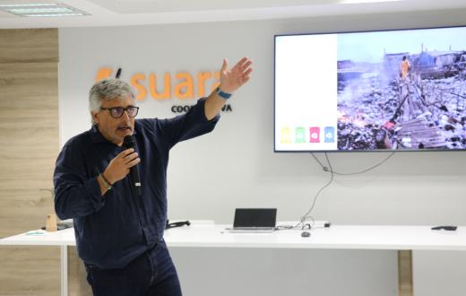 Manel Gazo parla sobre economia circular a persones treballadores de Suara Cooperativa