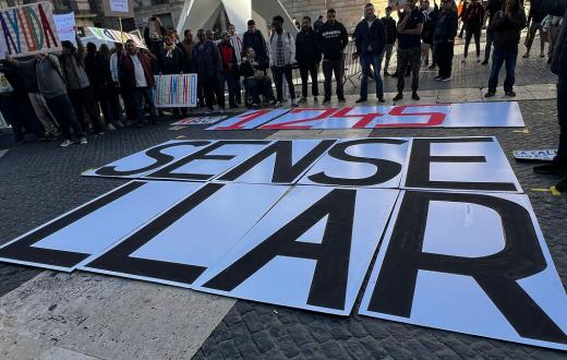 Pancarta 1.245 persones sensellar en motiu de l'acció revindicativa del Dia Europeu de les Persones Senselllar