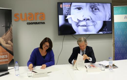 La presidenta de Suara Cooperativa, Laia Bonastra, i el president de Fundació IRES, Andreu Soldevila, durant la firma de l'acord