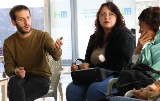 Sergia Fortià en una ruta societària explicant les persones sòcies els diferents pisos de justicia