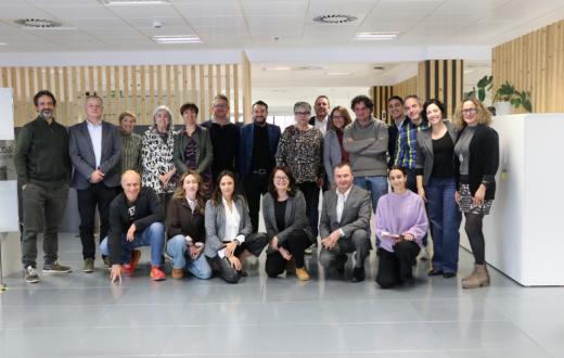 El consell assessor i diferents persones treballadores de Suara Cooperativa en  les oficines de Glòries