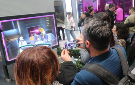 Un equip de Suara visita un projecte que podria millorar el servei d'atenció domiciliària