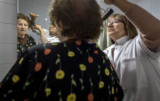 Una treballadora del SAD pentina a una persona atesa