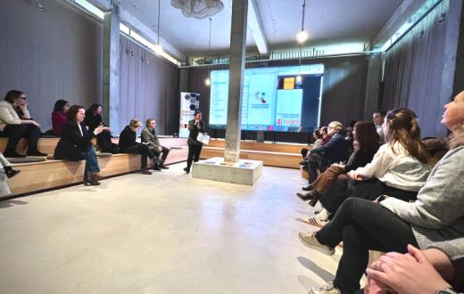 home amb una presentació projectada sobre iniciativa inserció sociolaboral a associació esplugues innova. 