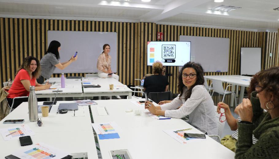 taller de cocreació pel projecte pilot "adolescents, salut mental i sala immersiva"