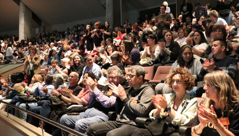Persones sòcies aplaudeixen durant l'Assemblea de Suara Cooperativa