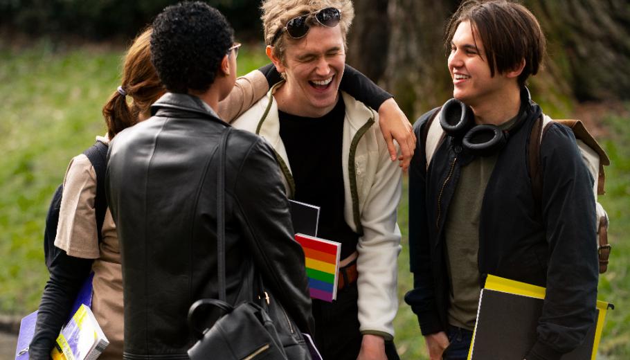 Un grup de joves que viu amb normalitat la diversitat d'orientacions sexuals i de gènere