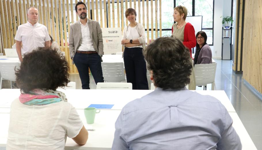 roger torrent visita les oficines de  Suara