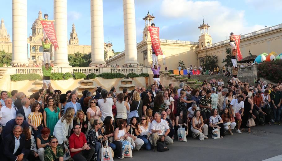 Les persones assistents al Congrés es fan una fotografia amb uns castellers de fonts que aixequen tres pancartes amb les tres P: Persona, Planeta i Propòsit