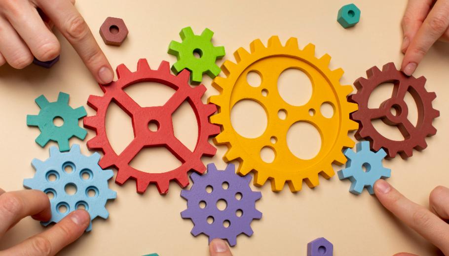 Unes mans intercooperen per crear juntes l'engrenatge d'una economia cooperativa