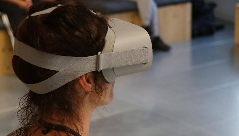 La educadora de un grupo de chicas con las gafas de realidad virtual en el marco de una prueba piloto para combatir la violencia machista entre los adolescentes