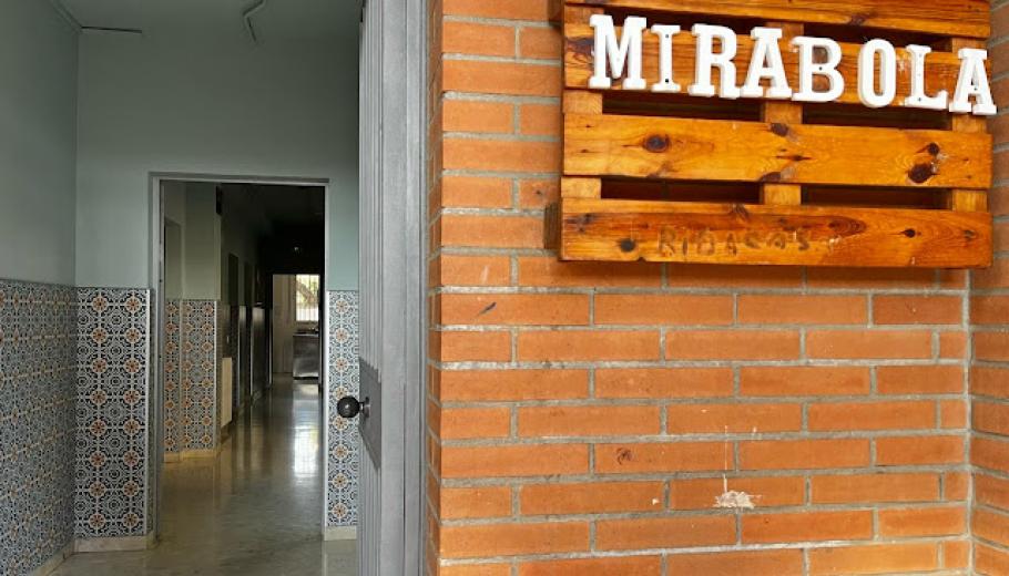 Façana d'entrada centre Mirabolà a sant feliu de Llobregat