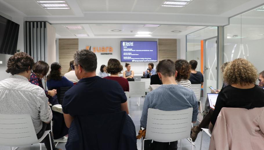 Un grup de persones que assisteixen presencialment a la jornada de realitat immersiva