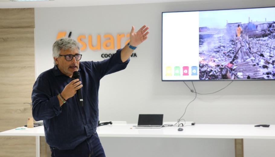 Manel Gazo parla sobre economia circular a persones treballadores de Suara Cooperativa