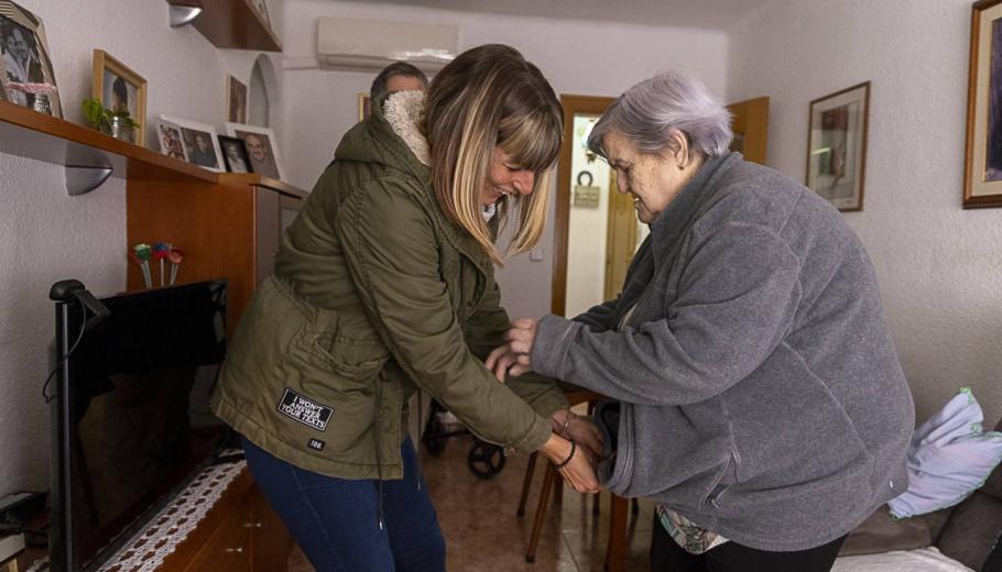 persona cuidadora ajudant una persona gran