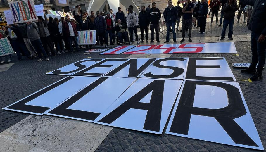 Pancarta 1.245 persones sensellar en motiu de l'acció revindicativa del Dia Europeu de les Persones Senselllar