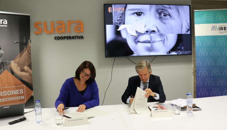 La presidenta de Suara Cooperativa, Laia Bonastra, i el president de Fundació IRES, Andreu Soldevila, durant la firma de l'acord