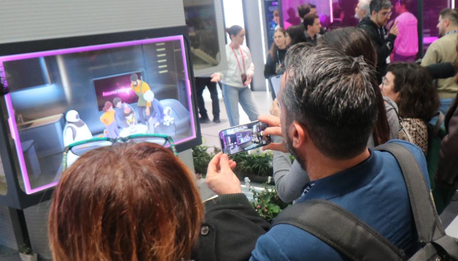 Un equip de Suara visita un projecte que podria millorar el servei d'atenció domiciliària