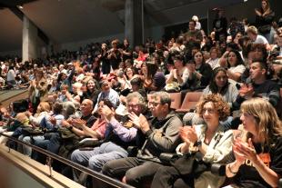 Persones sòcies aplaudeixen durant l'Assemblea de Suara Cooperativa