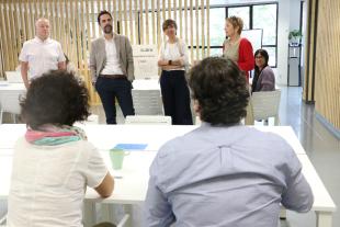 roger torrent visita les oficines de  Suara