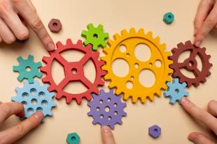Unes mans intercooperen per crear juntes l'engrenatge d'una economia cooperativa