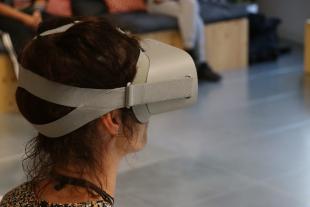 L'educadora d'un grup de noies amb les ulleres de realitat virtual en el marc d'una prova pilot per combatre la violència masclista entre els adolescents