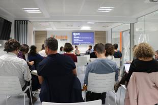 Un grup de persones que assisteixen presencialment a la jornada de realitat immersiva