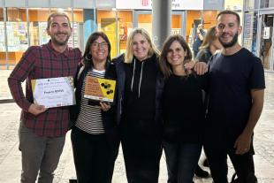 Persones treballadores de Suara Cooperativa amb el Premi mostrant el premi Eines