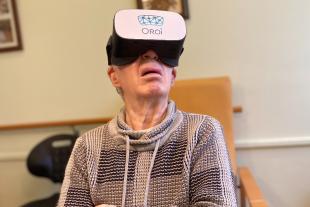 Persona gran amb ulleres de realitat virtual