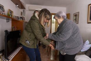 persona cuidadora ajudant una persona gran