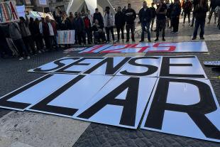 Pancarta 1.245 persones sensellar en motiu de l'acció revindicativa del Dia Europeu de les Persones Senselllar