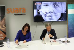 La presidenta de Suara Cooperativa, Laia Bonastra, i el president de Fundació IRES, Andreu Soldevila, durant la firma de l'acord