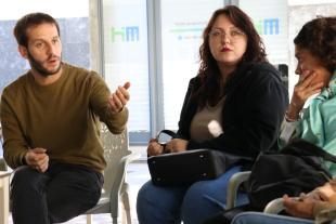 Sergia Fortià en una ruta societària explicant les persones sòcies els diferents pisos de justicia