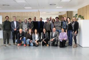El consell assessor i diferents persones treballadores de Suara Cooperativa en  les oficines de Glòries