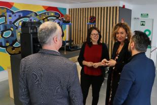 Leire durant la visita a Suara Cooperativa en la zona de les impressores 3D