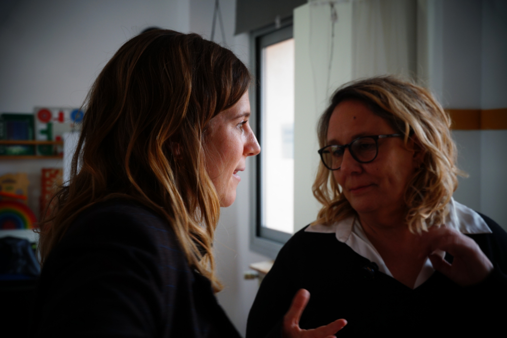 Àngela Cervantes parla amb la directora del centre Eli Luque