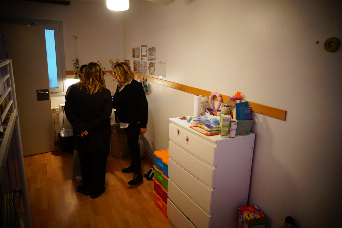 Durant la seva visita al centre, Àngela Cervantes entra en una de les habitacions on viu una dona amb els seus fills i/o filles