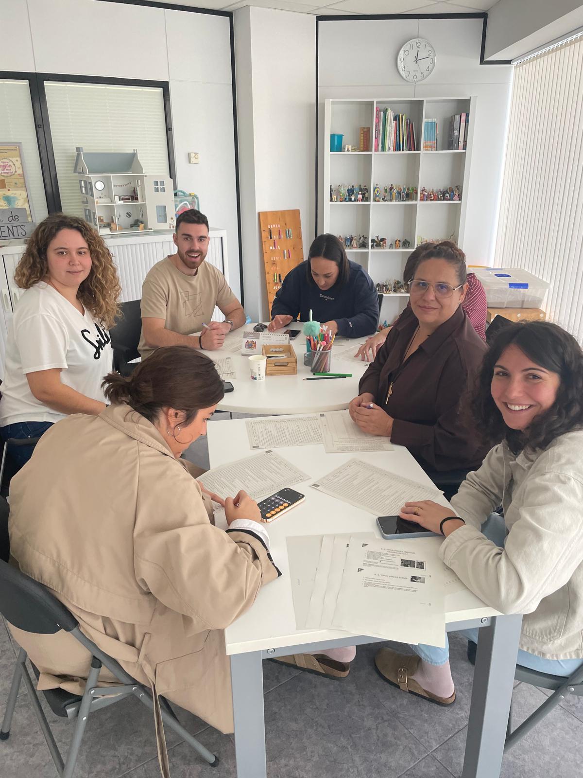 presentació sala de valents, taula rodona amb persones al voltant fent una dinàmica