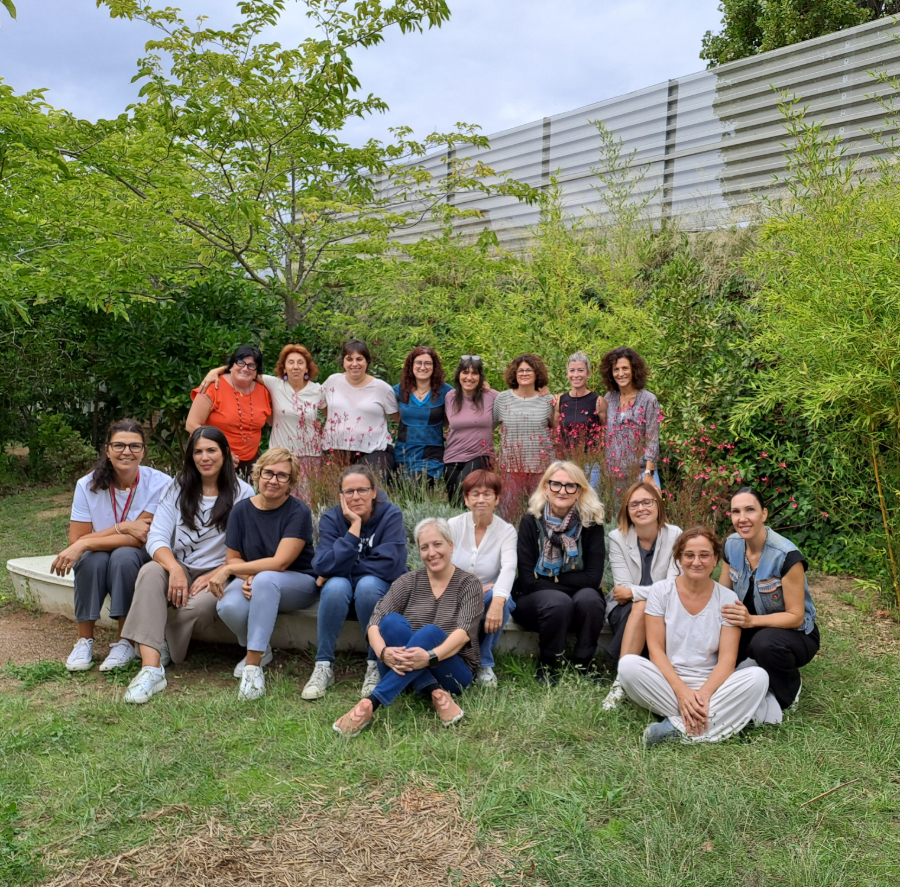 grup de persones en un jardi